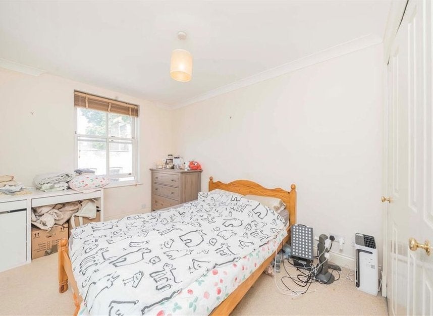 Flat Falmouth Road in Greater London