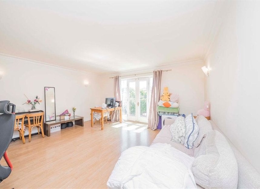 Flat Falmouth Road in Greater London