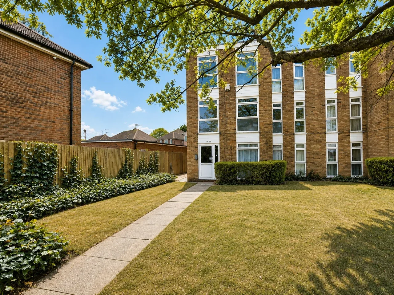 Flat Elderberry Close in Luton