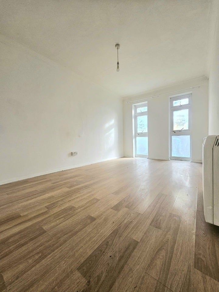 Flat Elderberry Close in Luton