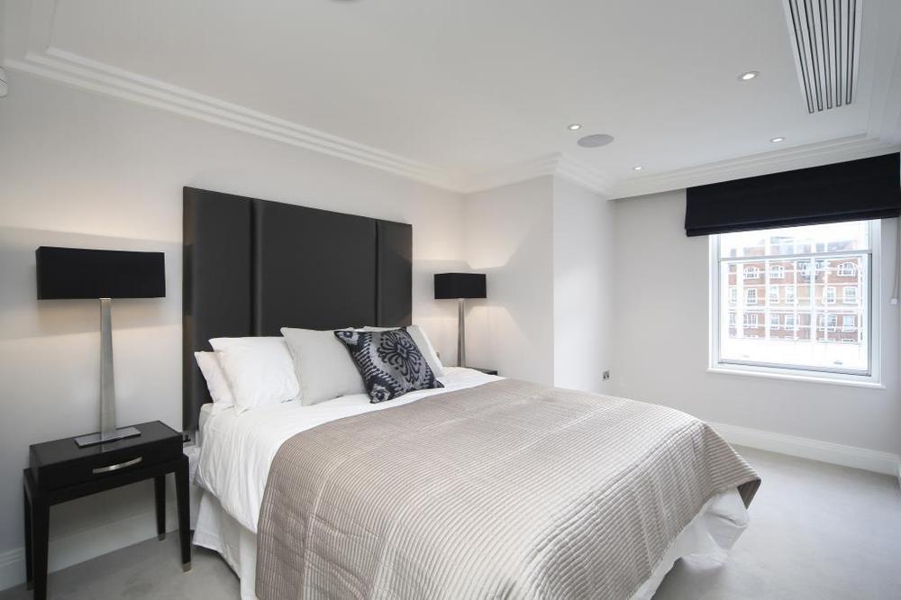 Flat Chesterfield Street in City of Westminster