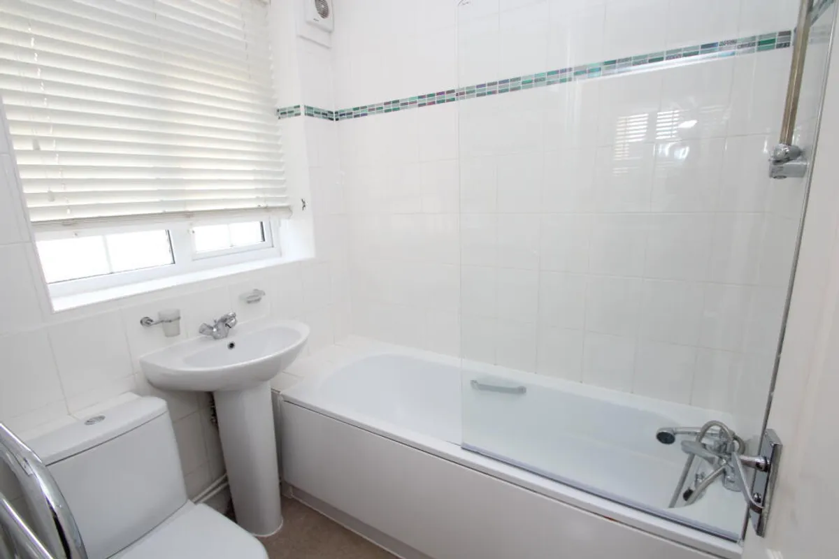Flat Elmwood Road in Greater London