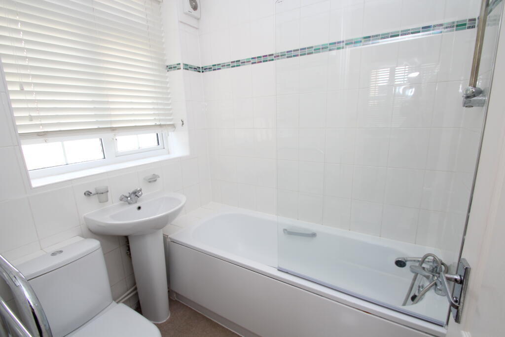 Flat Elmwood Road in Greater London
