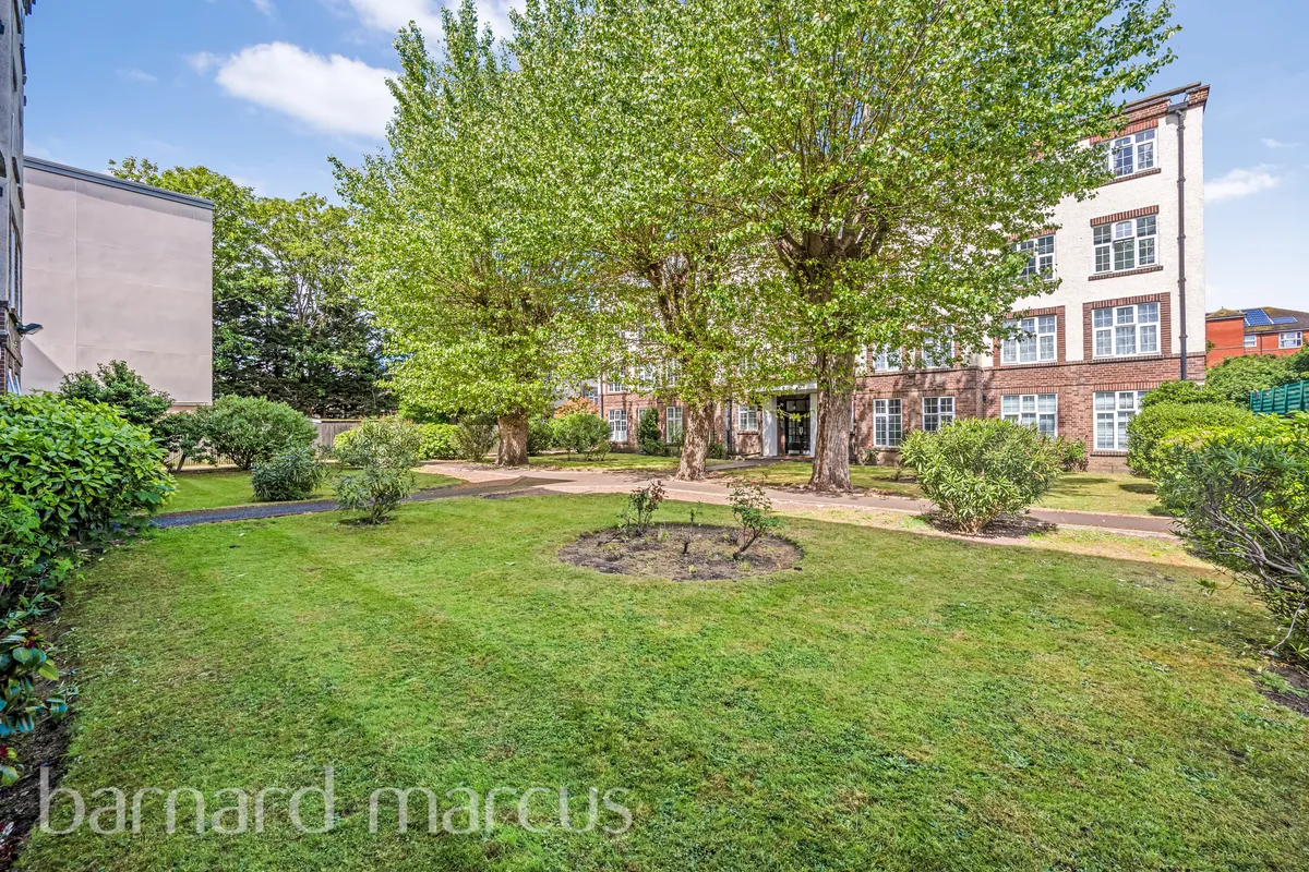Flat Elmwood Road in Greater London
