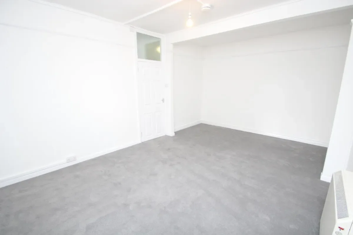 Flat Elmwood Road in Greater London