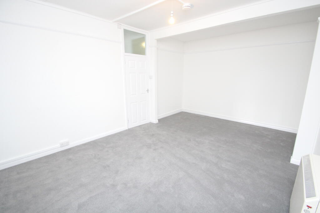 Flat Elmwood Road in Greater London