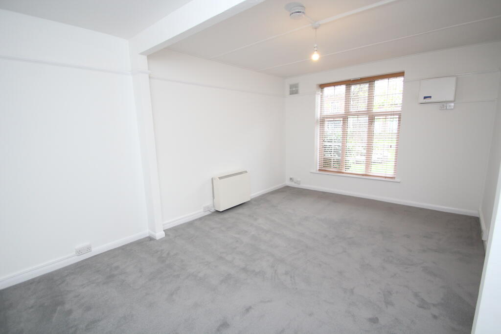 Flat Elmwood Road in Greater London