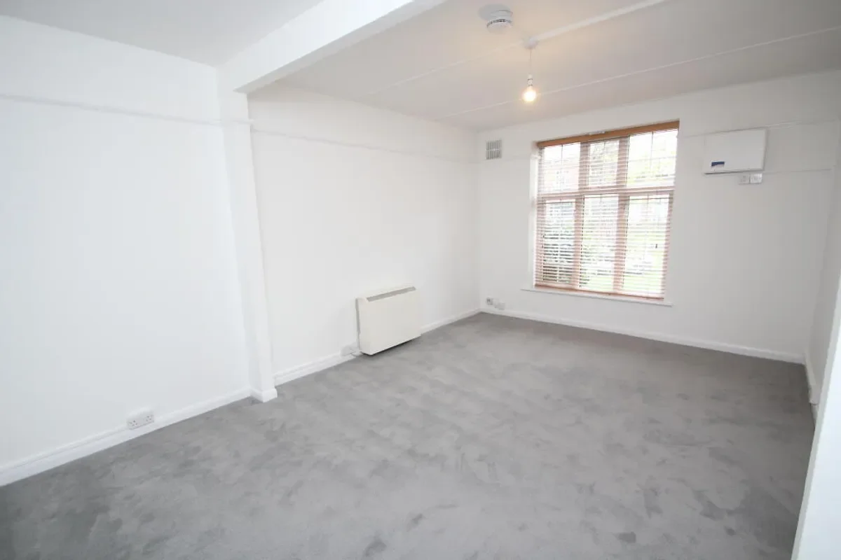Flat Elmwood Road in Greater London