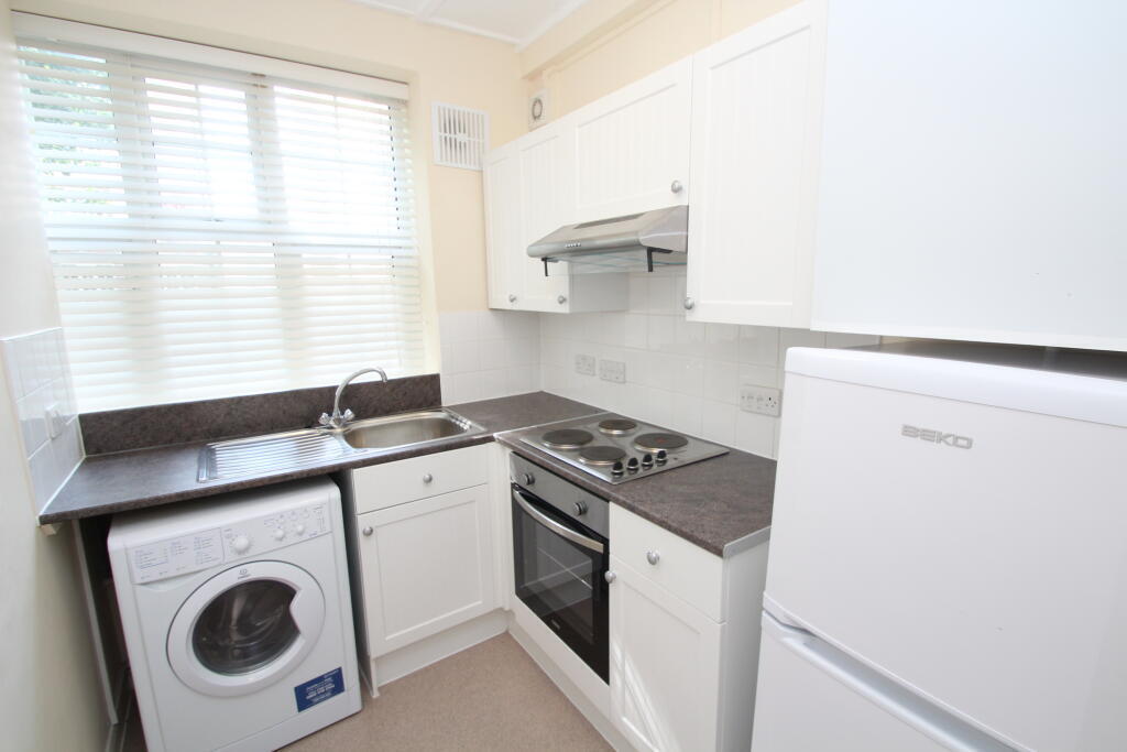 Flat Elmwood Road in Greater London