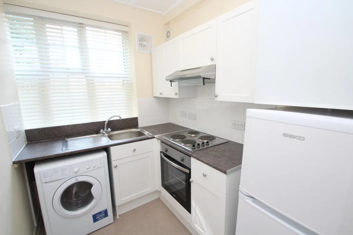 Flat Elmwood Road in Greater London