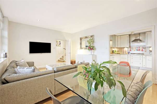 Flat Upper Street in Greater London
