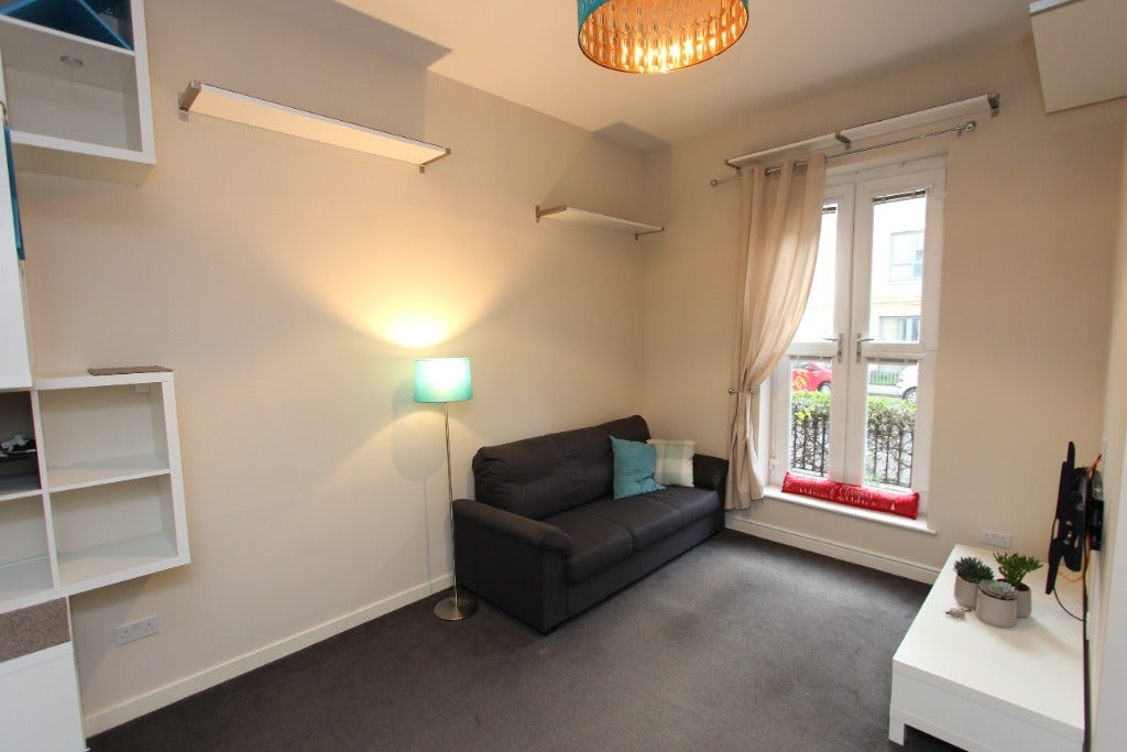 Flat Sandpiper Road in City of Edinburgh