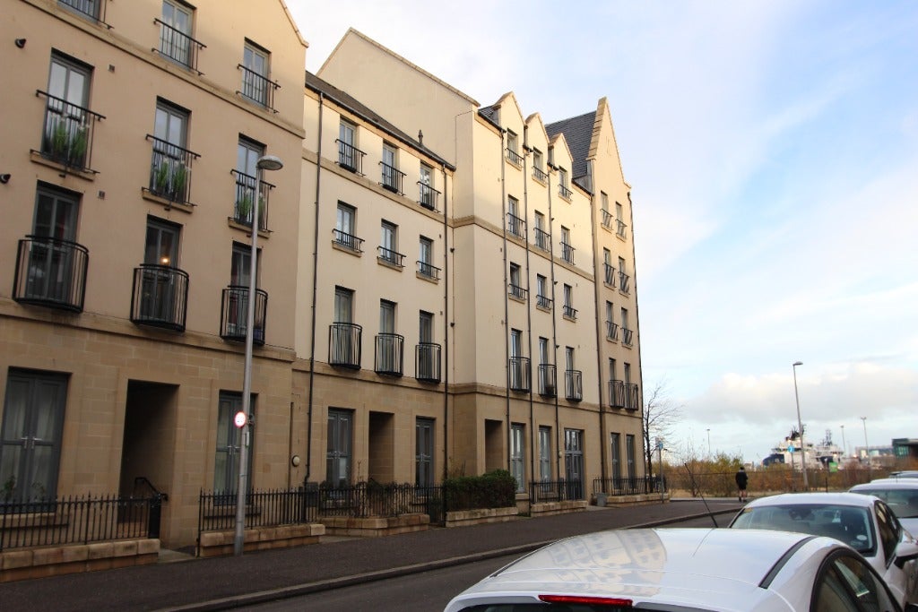 Flat Sandpiper Road in City of Edinburgh