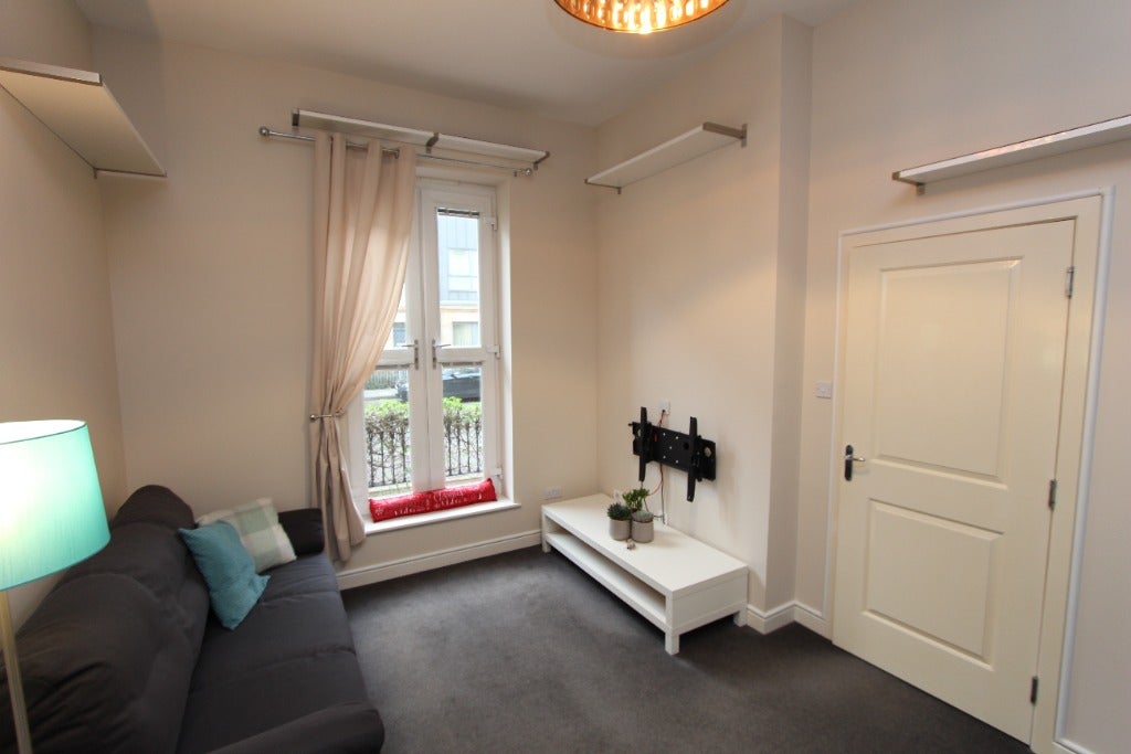 Flat Sandpiper Road in City of Edinburgh