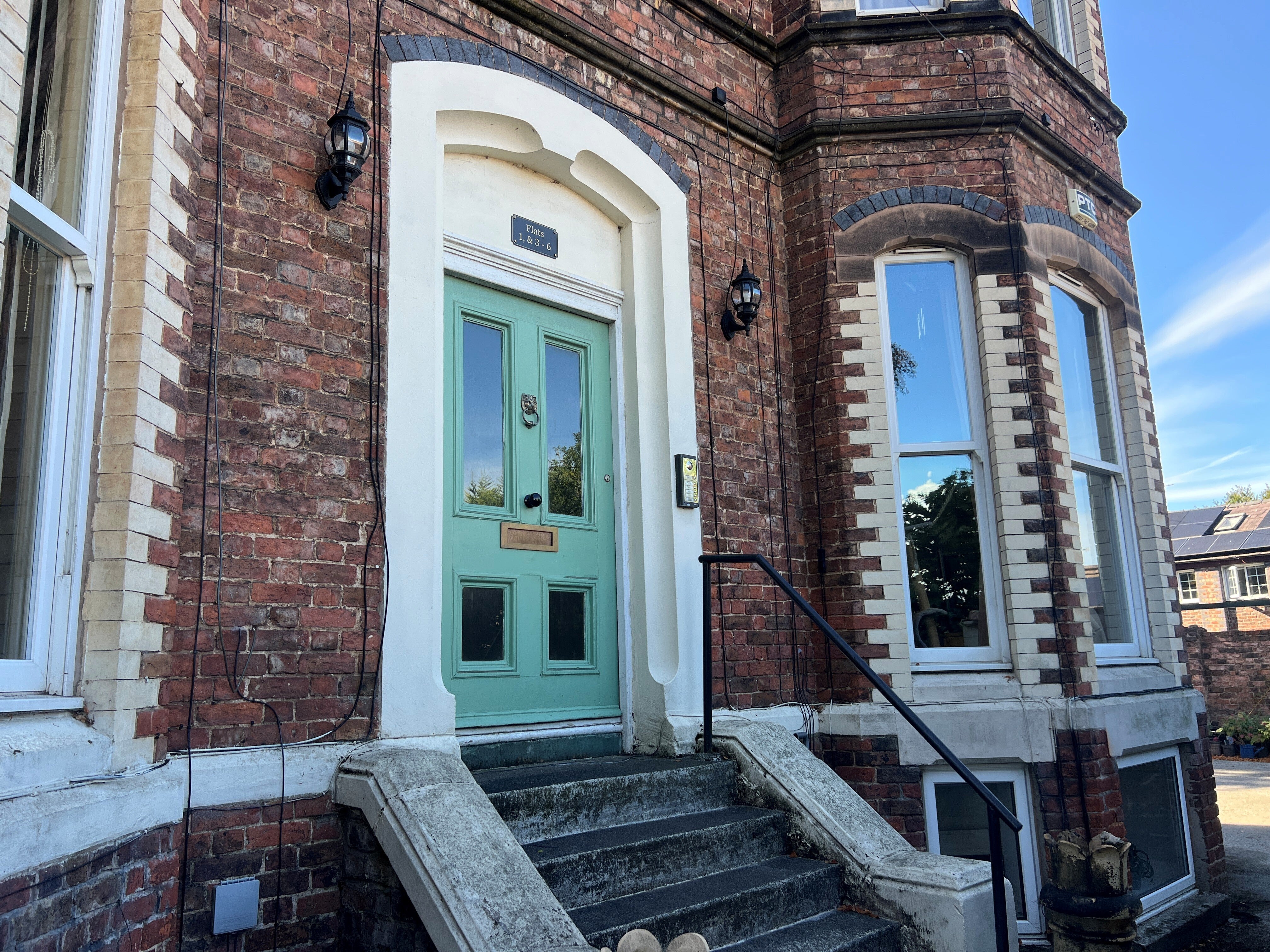 Flat Christchurch Road in Birkenhead