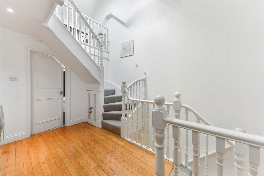 Flat Florian Road in Greater London