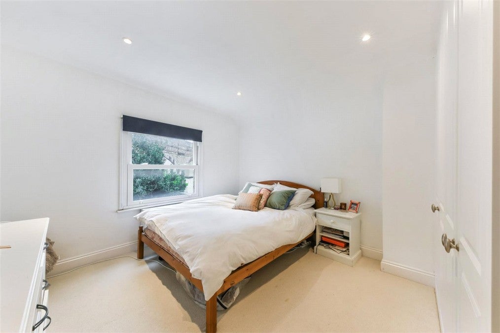 Flat Florian Road in Greater London