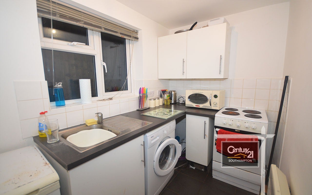 Flat Rayners Gardens in Southampton