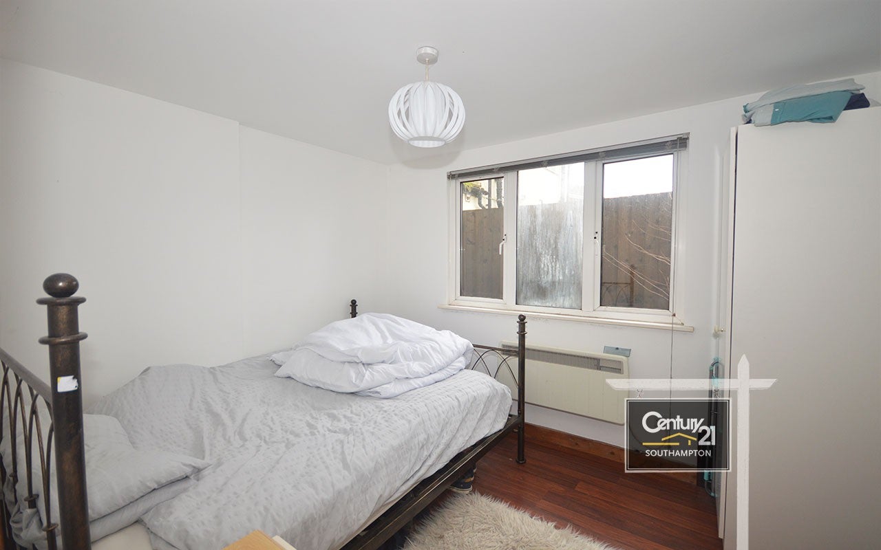 Flat Rayners Gardens in Southampton