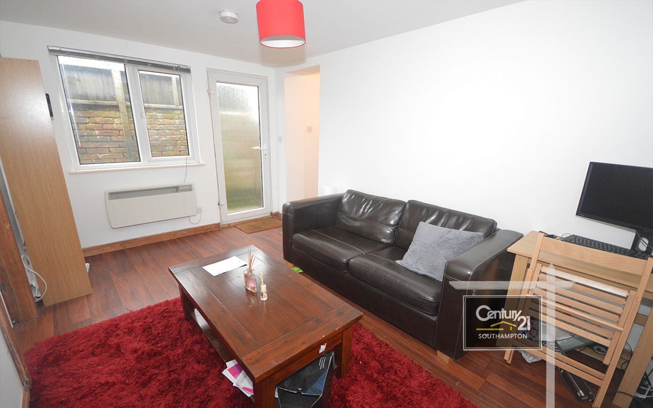 Flat Rayners Gardens in Southampton
