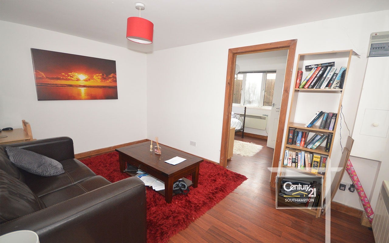 Flat Rayners Gardens in Southampton