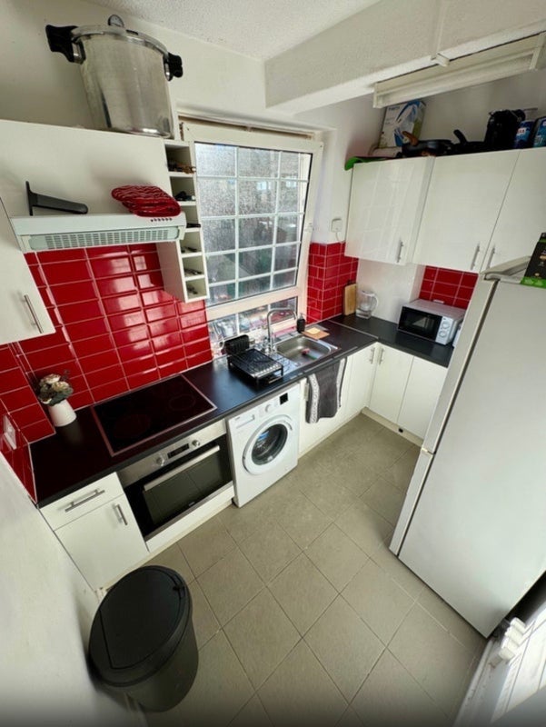 Room Swan Road in Greater London