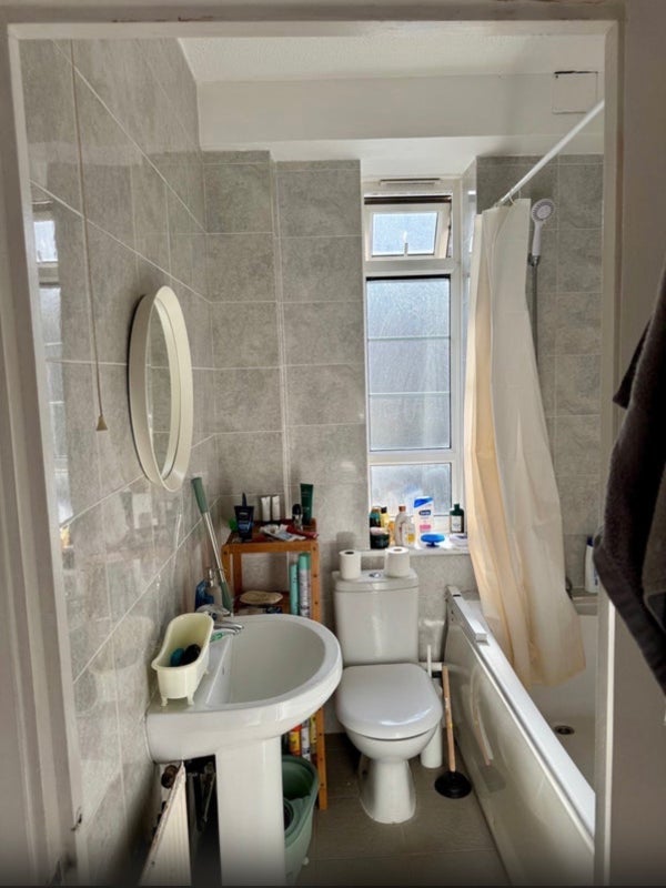 Room Swan Road in Greater London