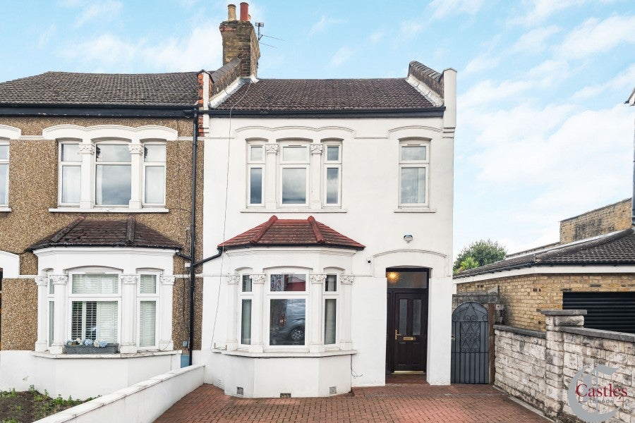 House Pemberton Court in Greater London