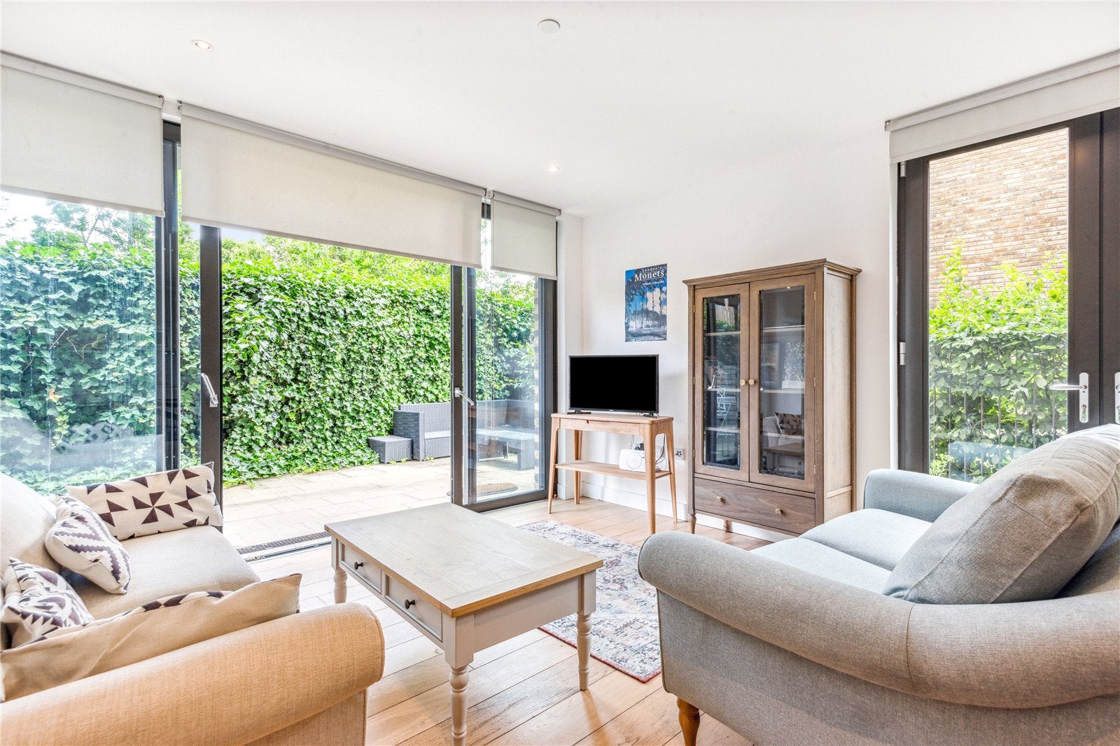 Flat Parkham Street in Greater London