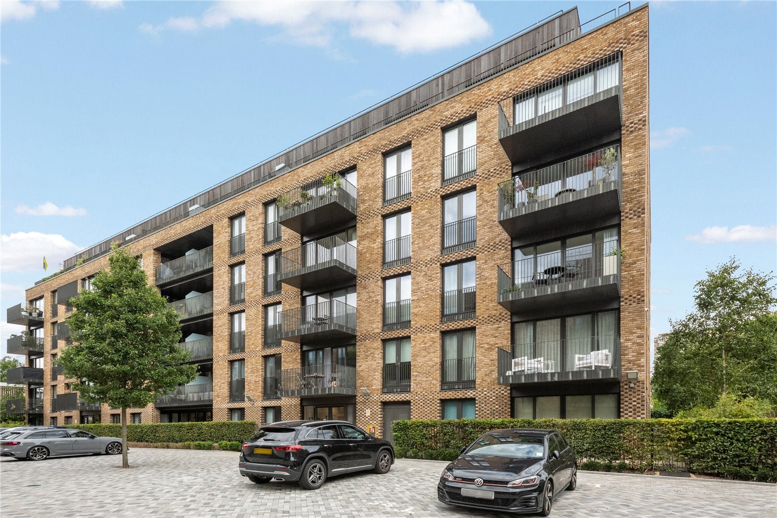 Flat Parkham Street in Greater London