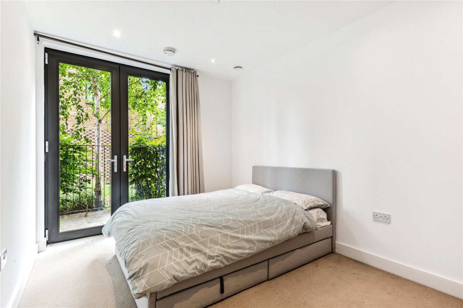 Flat Parkham Street in Greater London
