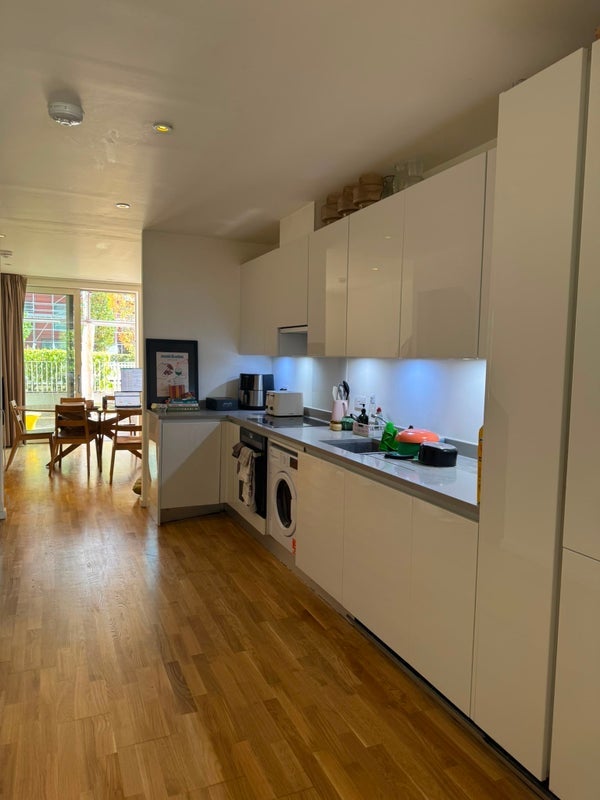 Room Scarlet Close in Greater London