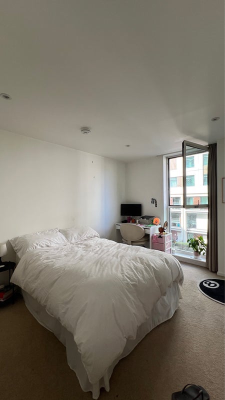 Room Scarlet Close in Greater London