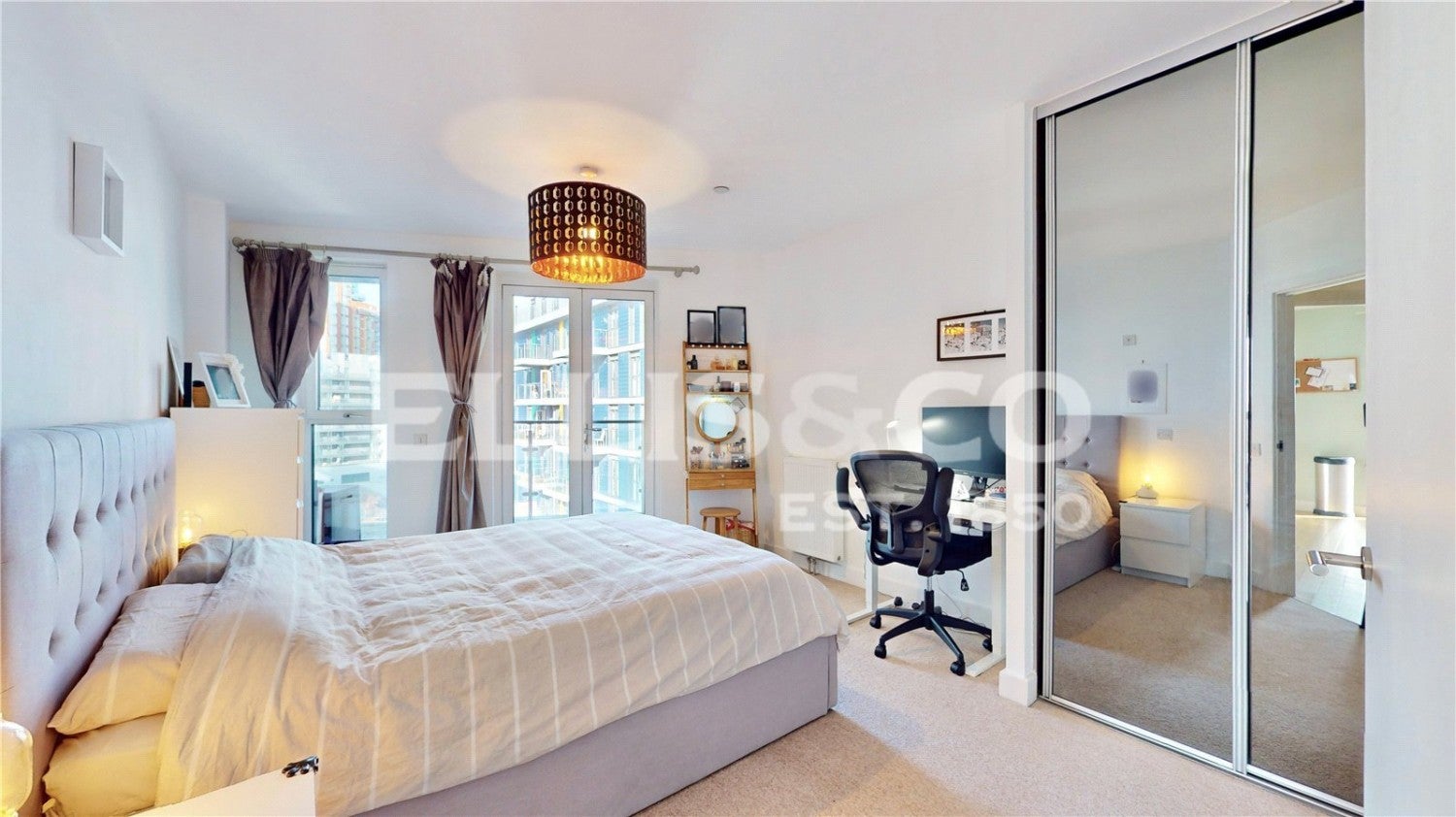 Flat Hatton Road in Greater London