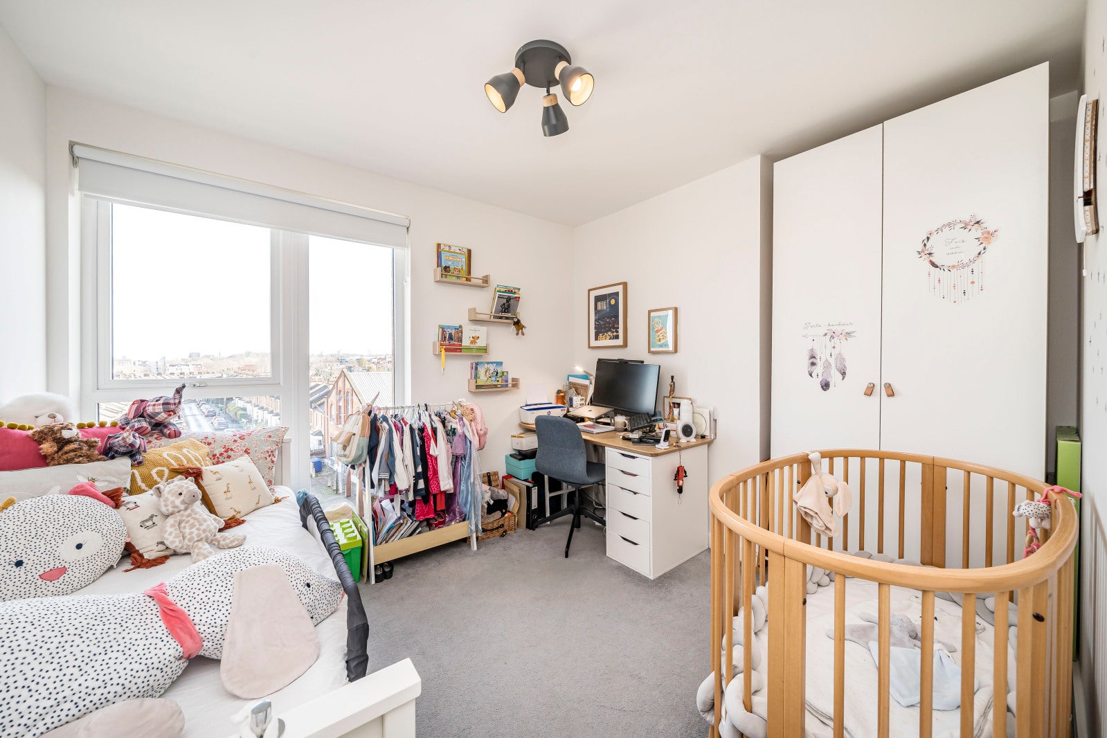 Flat Bowen Drive in Greater London
