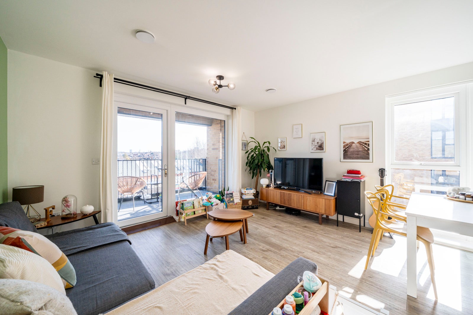 Flat Bowen Drive in Greater London