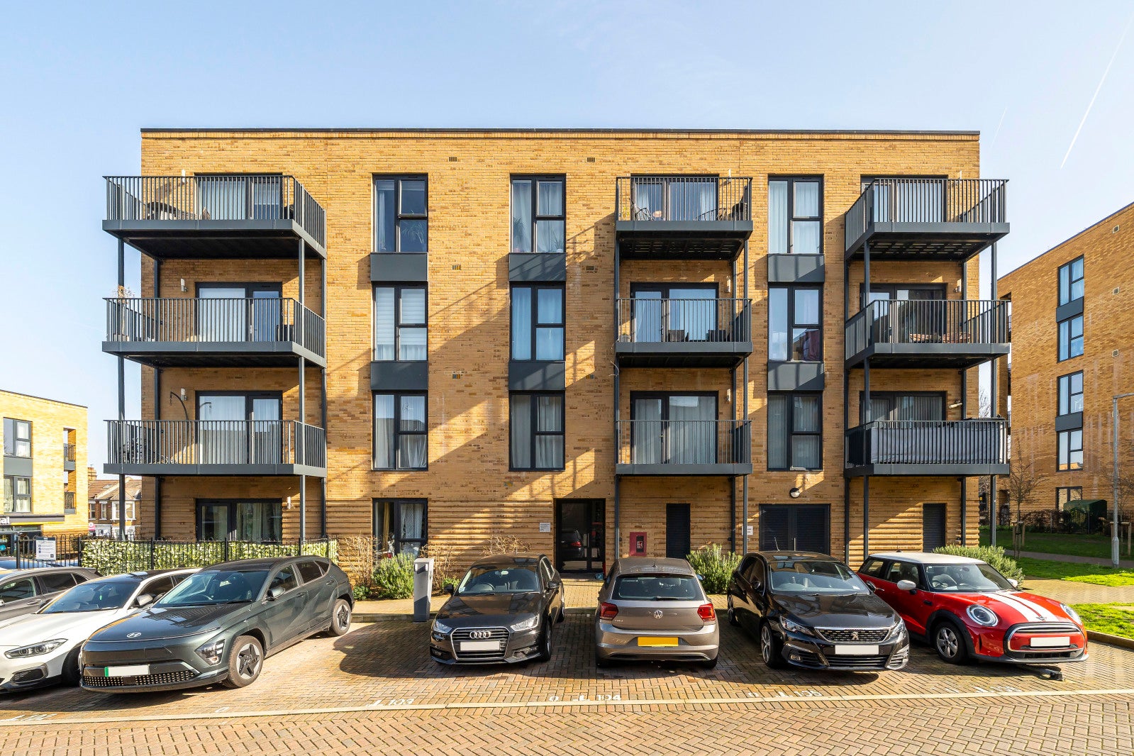 Flat Bowen Drive in Greater London