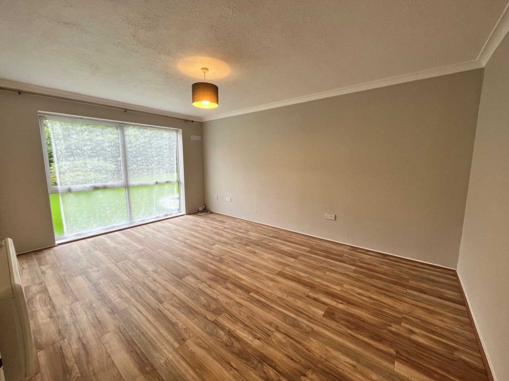 Flat Elstree Road in Dacorum