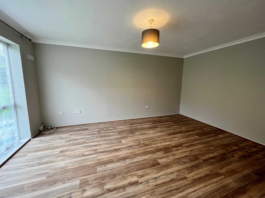 Flat Elstree Road in Dacorum