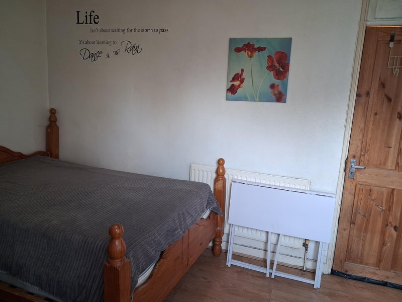Room Garfield Road in Greater London