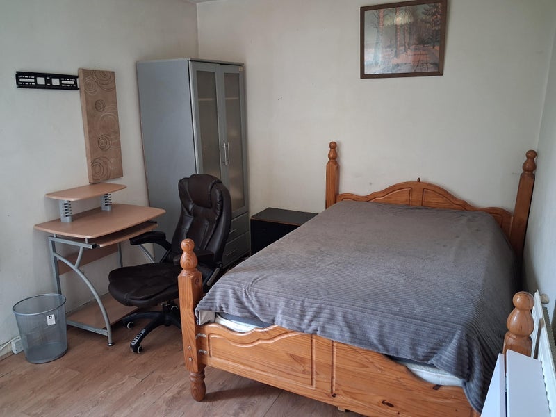Room Garfield Road in Greater London
