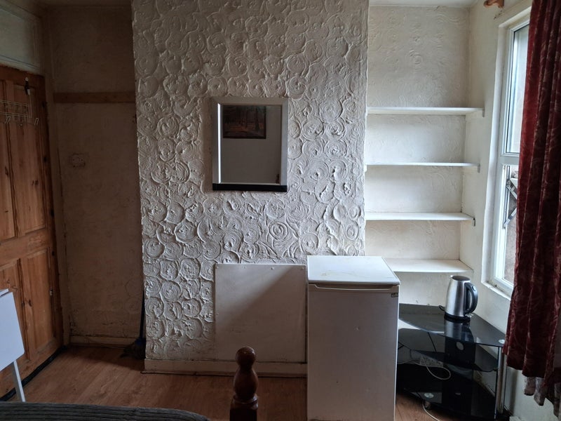 Room Garfield Road in Greater London