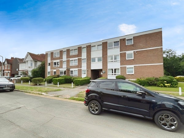 Flat Eglington Road in London