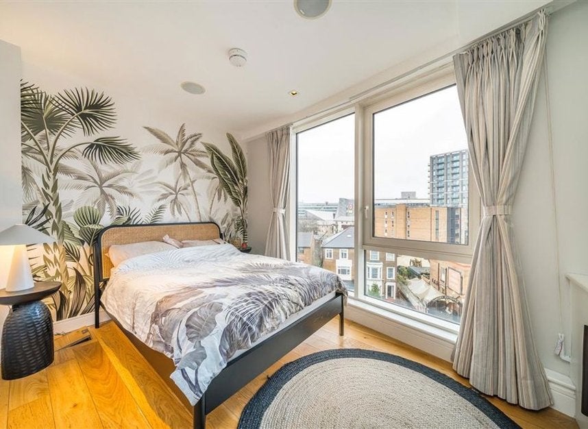 Flat Kew Bridge Road in Greater London