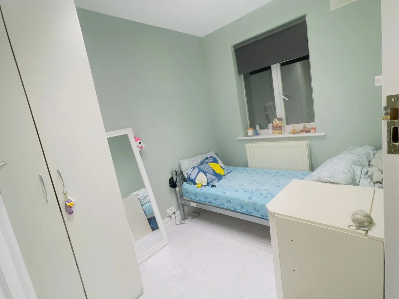 Room Borrowdale Avenue in Greater London