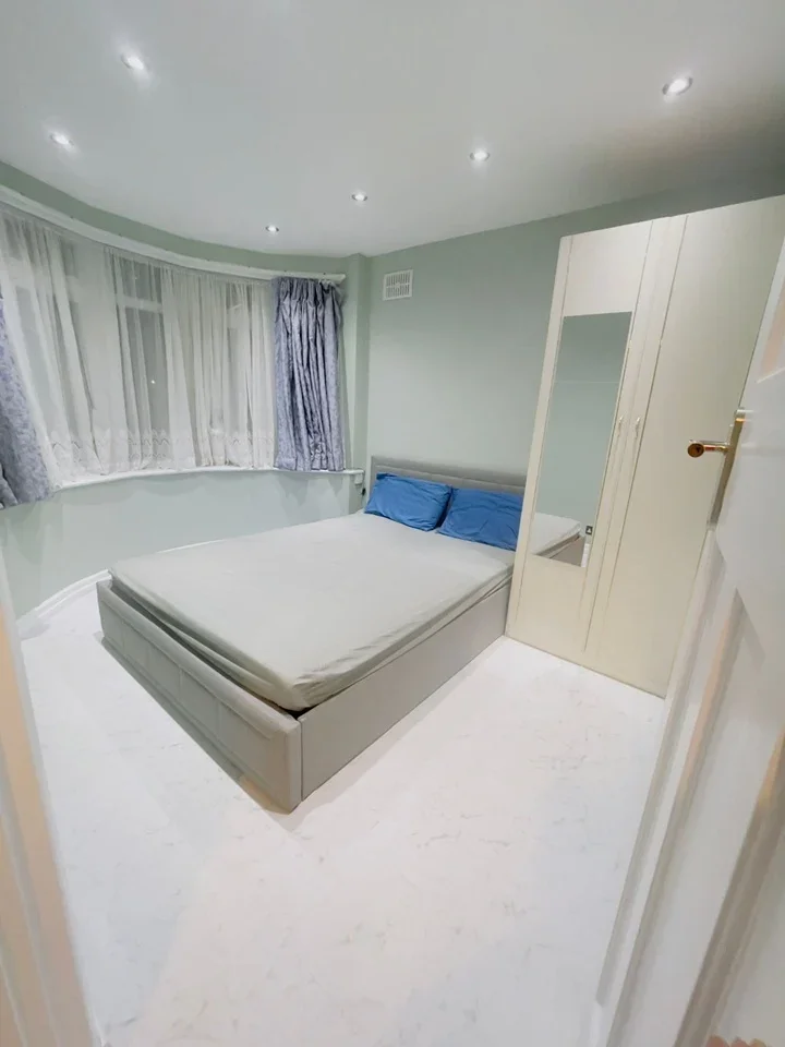 Room Borrowdale Avenue in Greater London