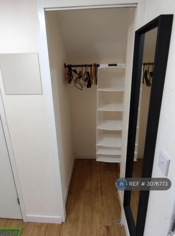 Room Sir Henry Parkes Road in Coventry