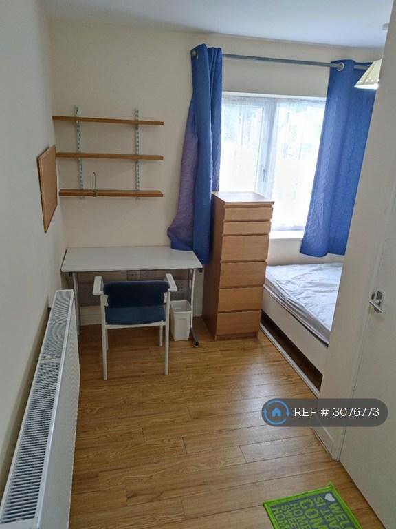 Room Sir Henry Parkes Road in Coventry