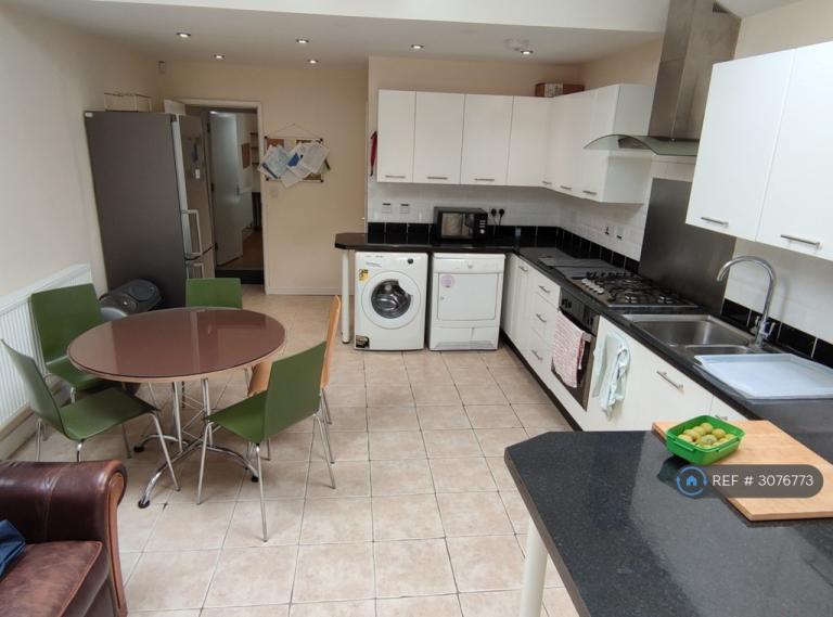 Room Sir Henry Parkes Road in Coventry
