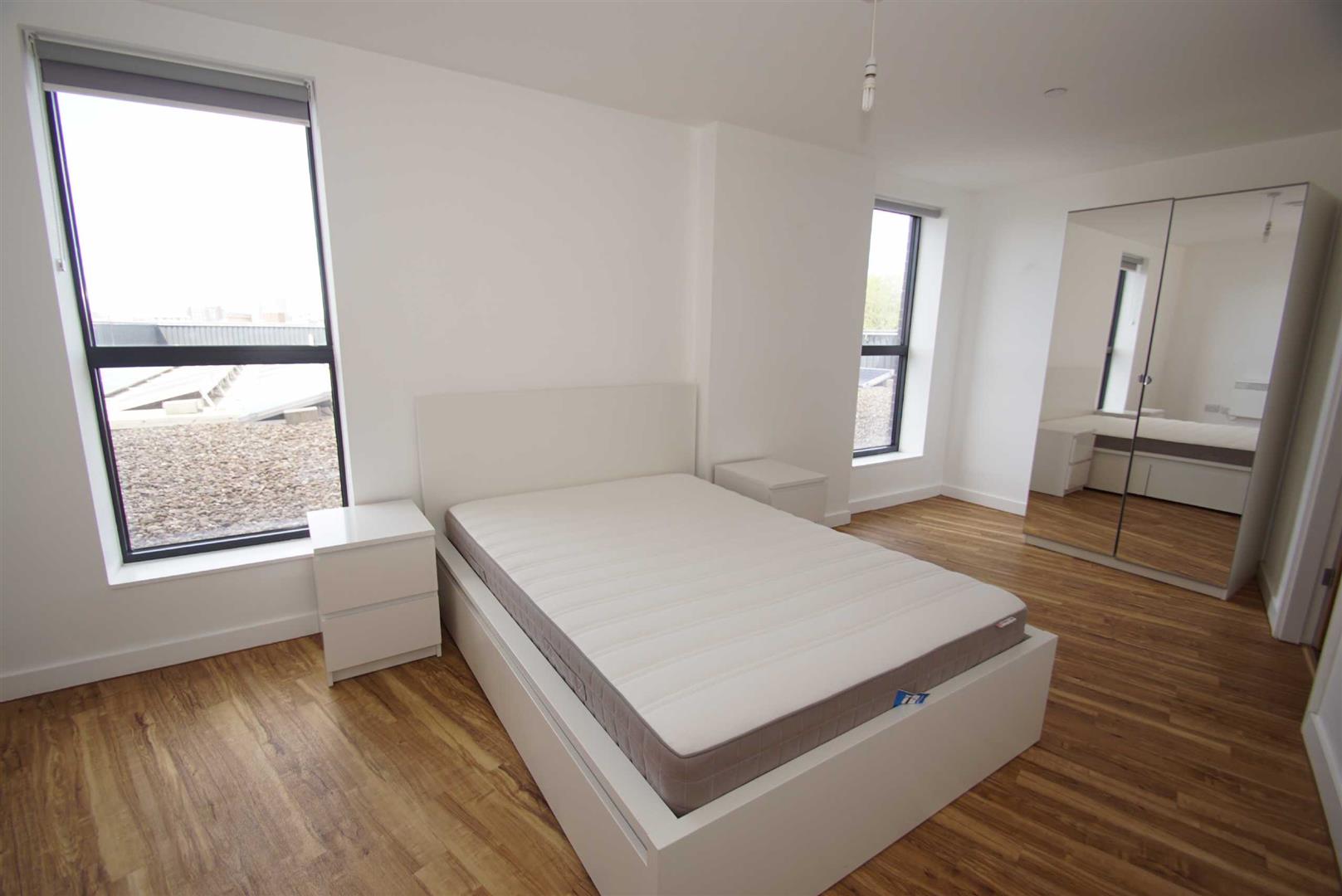 Flat Bouverie Court in Leeds